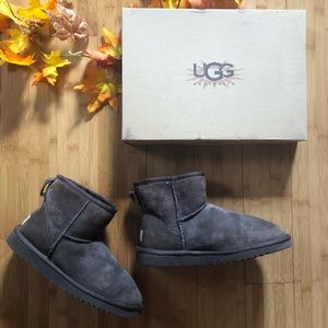 UGG - classic mini - chocolate - size 8